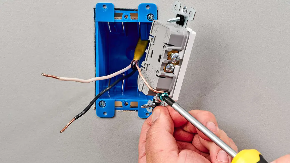 Installation de prises électriques aux normes NF