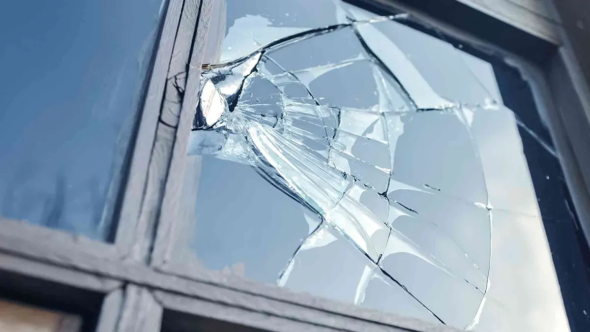 Vitrier remplaçant une vitre cassée à Lyon - Dépannage 24